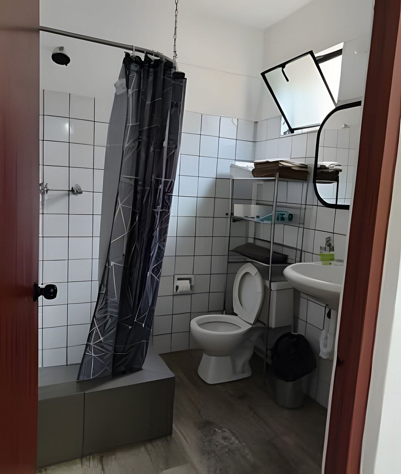 Amplia habitación triple con baño compartido